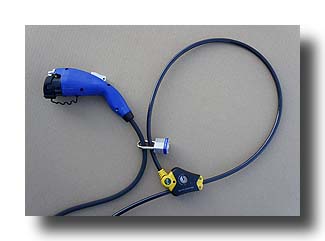 Prius-PHV_CableLock-03