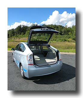 Prius-PHV_Prototype-CargoArea_01