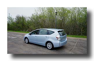 Prius-V_back_01