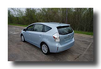 Prius-V_back_02