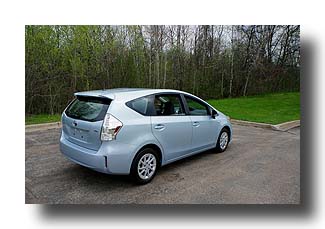 Prius-V_back_03