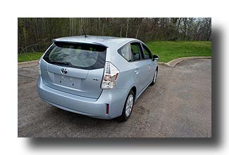 Prius-V_back_04