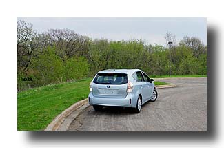 Prius-V_back_05