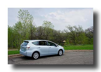 Prius-V_back_06