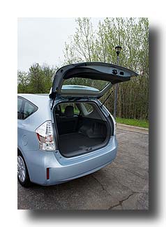 Prius-V_back_07