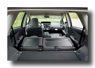 Prius-V_cargo_07
