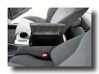 Prius-V_cupholders_01