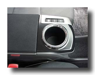 Prius-V_cupholders_02