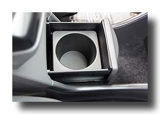 Prius-V_cupholders_03