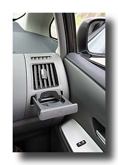 Prius-V_cupholders_04