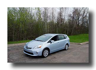 Prius-V_front_01