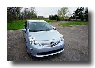 Prius-V_front_02