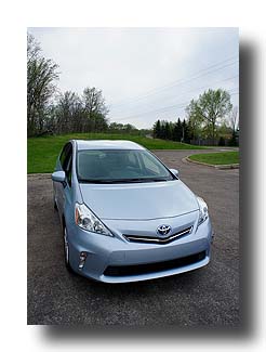 Prius-V_front_03