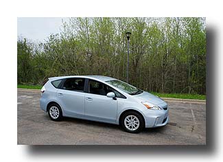 Prius-V_front_04