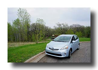 Prius-V_front_05
