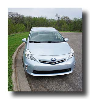 Prius-V_front_06