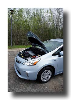 Prius-V_front_07