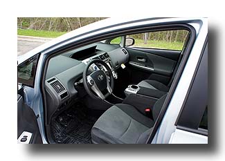Prius-V_interior_01