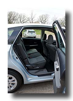 Prius-V_interior_03