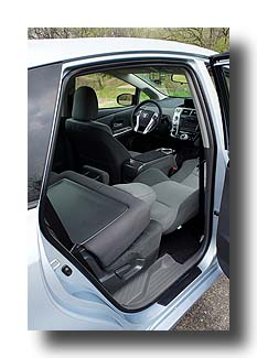Prius-V_interior_09