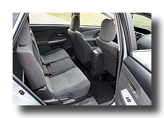 Prius-V_interior_10