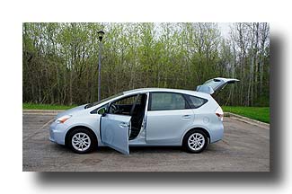 Prius-V_side_01