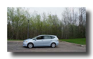 Prius-V_side_02