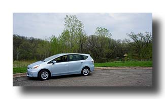 Prius-V_side_03