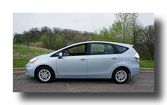Prius-V_side_04
