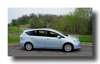 Prius-V_side_05